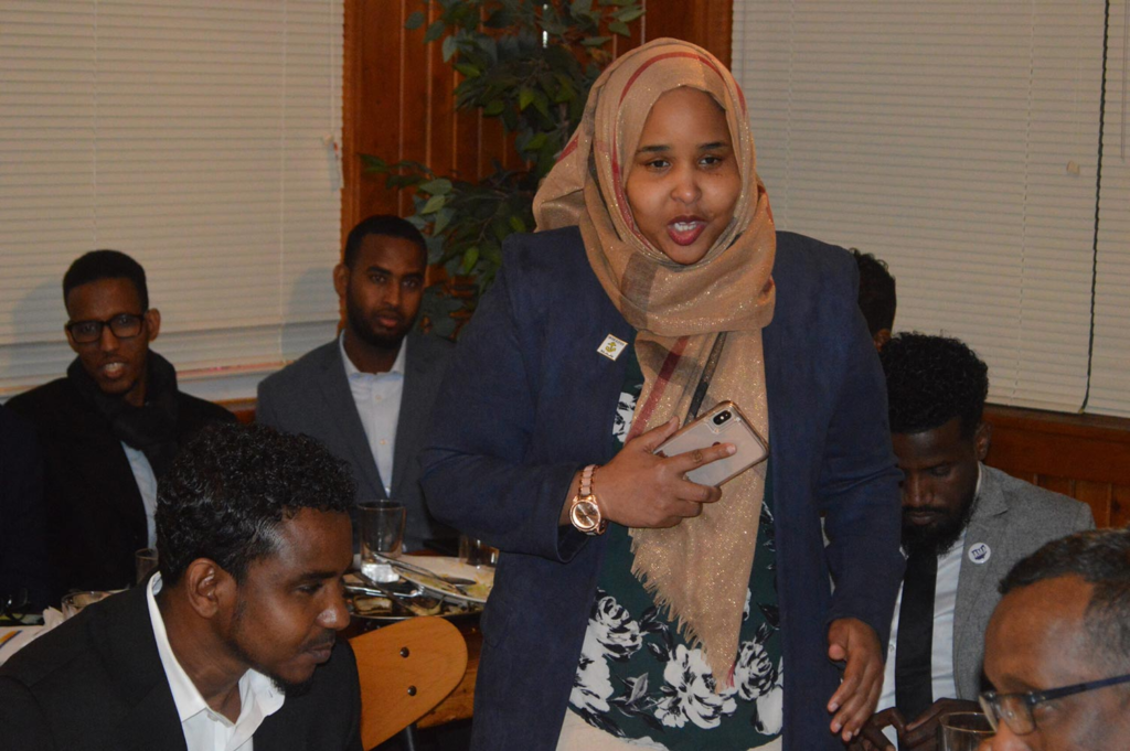 Somali woman addressing Somali refugees